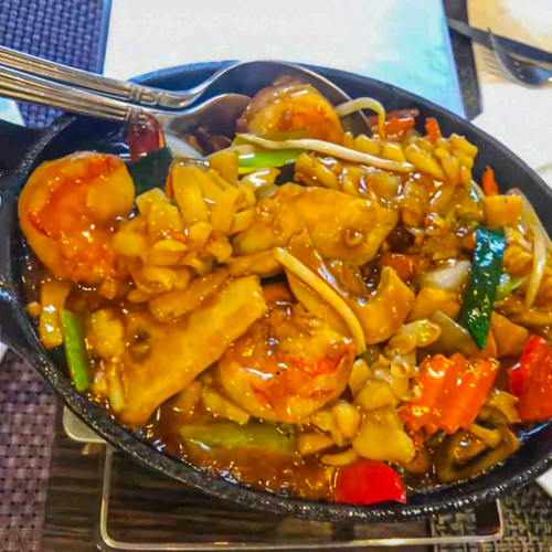 Assortiment de fruit de mer sur plaque de fer chaude